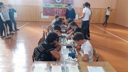 Внутришкольный турнир по шашкам, приуроченный ко Дню Чеченской женщины